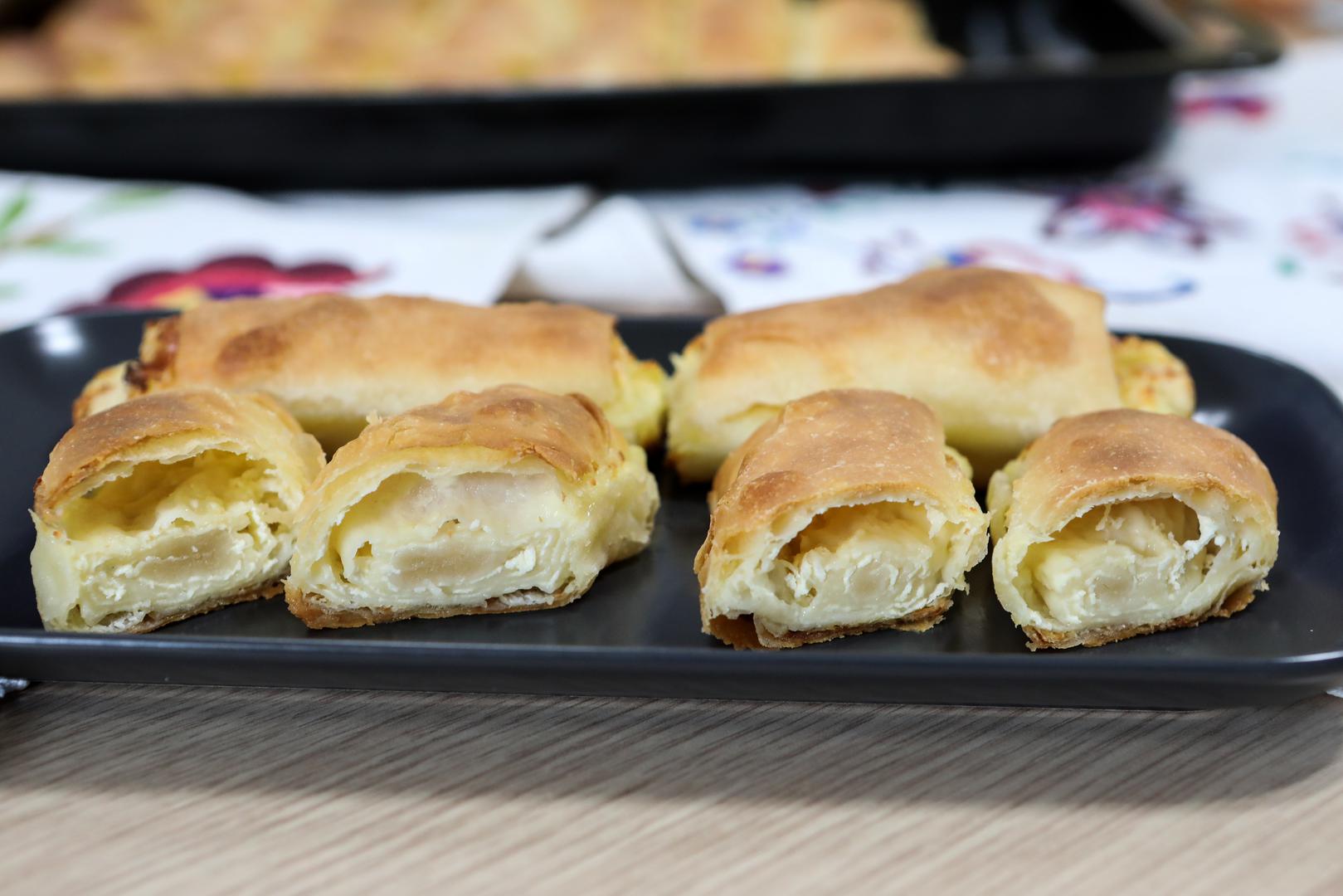 36. Zagorski štrukli - pekarski proizvod od glatkog pšeničnog brašna, svježeg kravljeg sira, soli, biljnog ili suncokretovog ulja, maslaca ili svinjske masti, jaja i kiselog vrhnja u specifičnim omjerima. Tijesto se nakon pripreme puni nadjevom od svježeg kravljeg sira, vrhnja, jaja i soli. Potom se tijesto savija i reže na manje komade pravokutnog oblika, a završni sirov proizvod mora imati definirane dimenzije.