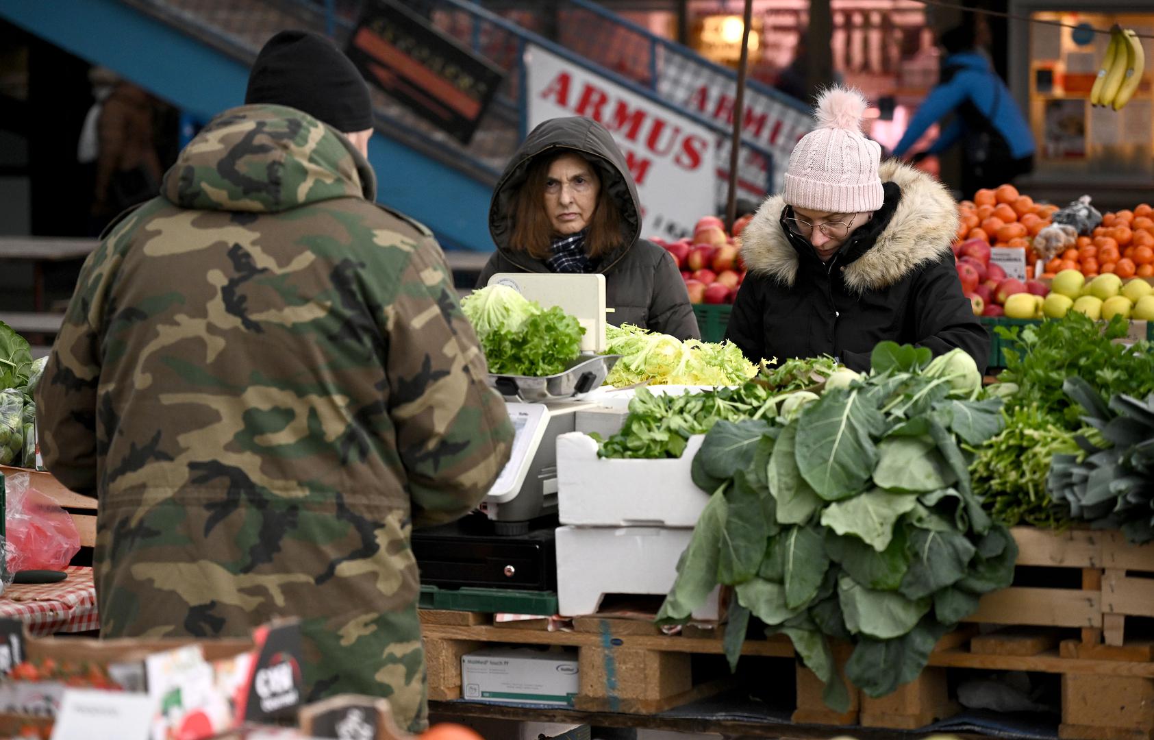 Slika praznih stolova najbolje je pokazivala koliko je hladnoća ispraznila ovaj kvartovski plac. 