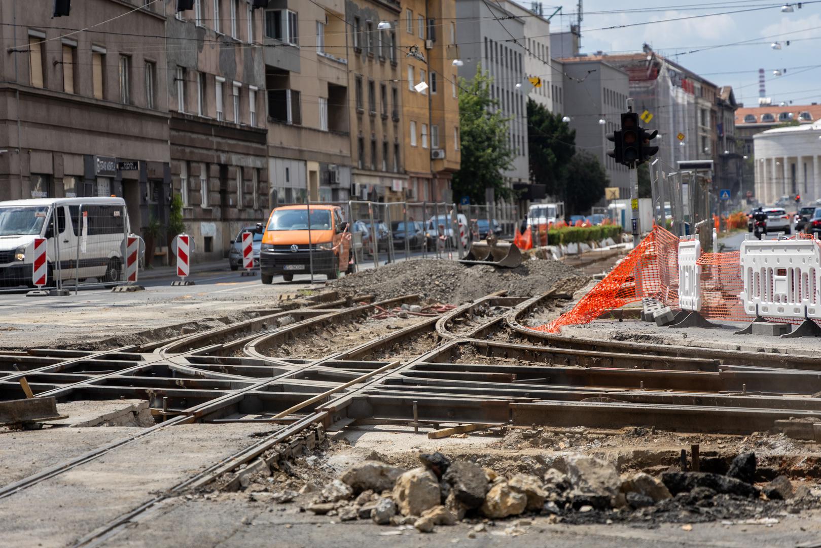 Već neko vrijeme u Zvonimirovoj traju radovi na rekonstrukciji pruge sve do Heinzelove, a nedavno je krenula i rekonstrukcija križanja s Šubićevom. 