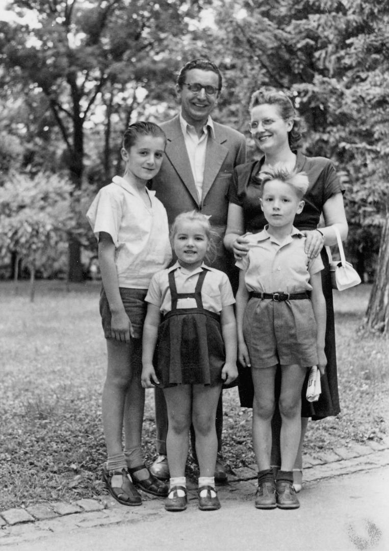 1955. godine – Franjo i Ankica Tuđman sa sinom Miroslavom, kćeri Nevenkom (Seka) i mlađim sinom Stjepanom (Braco), koji je ime dobio po djedu i stricu