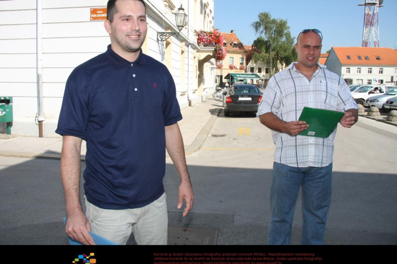 '11.07.2011. Karlovac - Domagoj Svegar i Vedran Puskaric odrzali konferenciju za novinare na javnom prostoru ispred Gradskog poglavrstva Karlovca o prodaji malverzacijama u gradu Karlovcu pod nazivom 