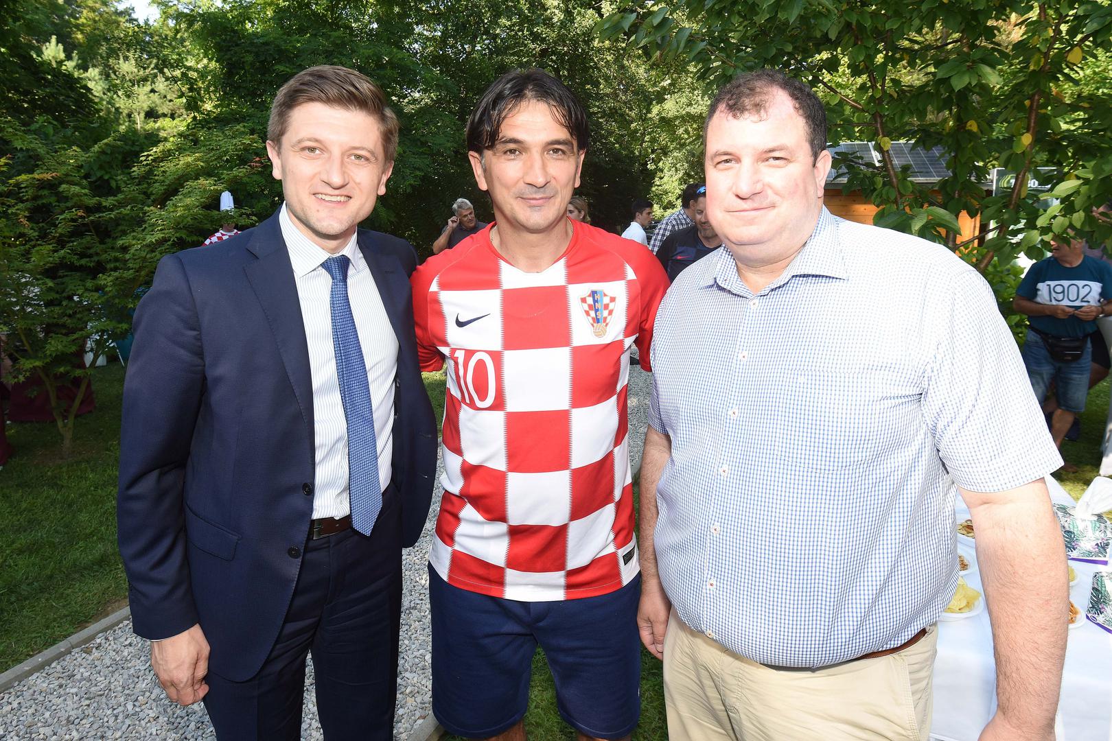 Izbornik Zlatko Dalić organizirao je slavlje u svojoj vikendici kraj Varaždina nakon što je s hrvatskom nogometnom reprezentacijom osvojio drugo mjesto na SP-u u Rusiji