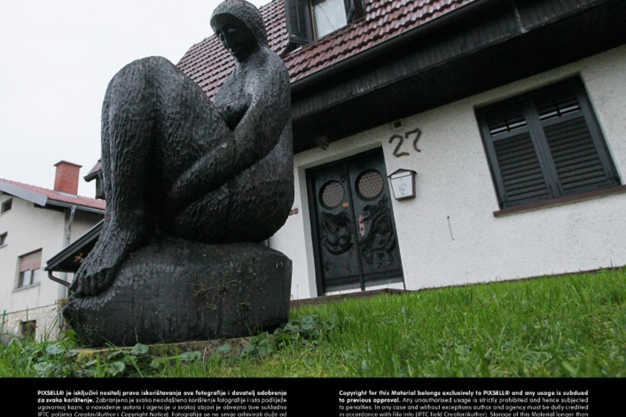 '30.10.2012., Koprivnica - Kuca obitelji Toth u kojoj se krajem proslog tjedna odvijala prava drama. Mato Toth je puskom zelio ubiti bivsu suprugu, kcer, sina, sinovu suprugu i unucica, no sin ga je u