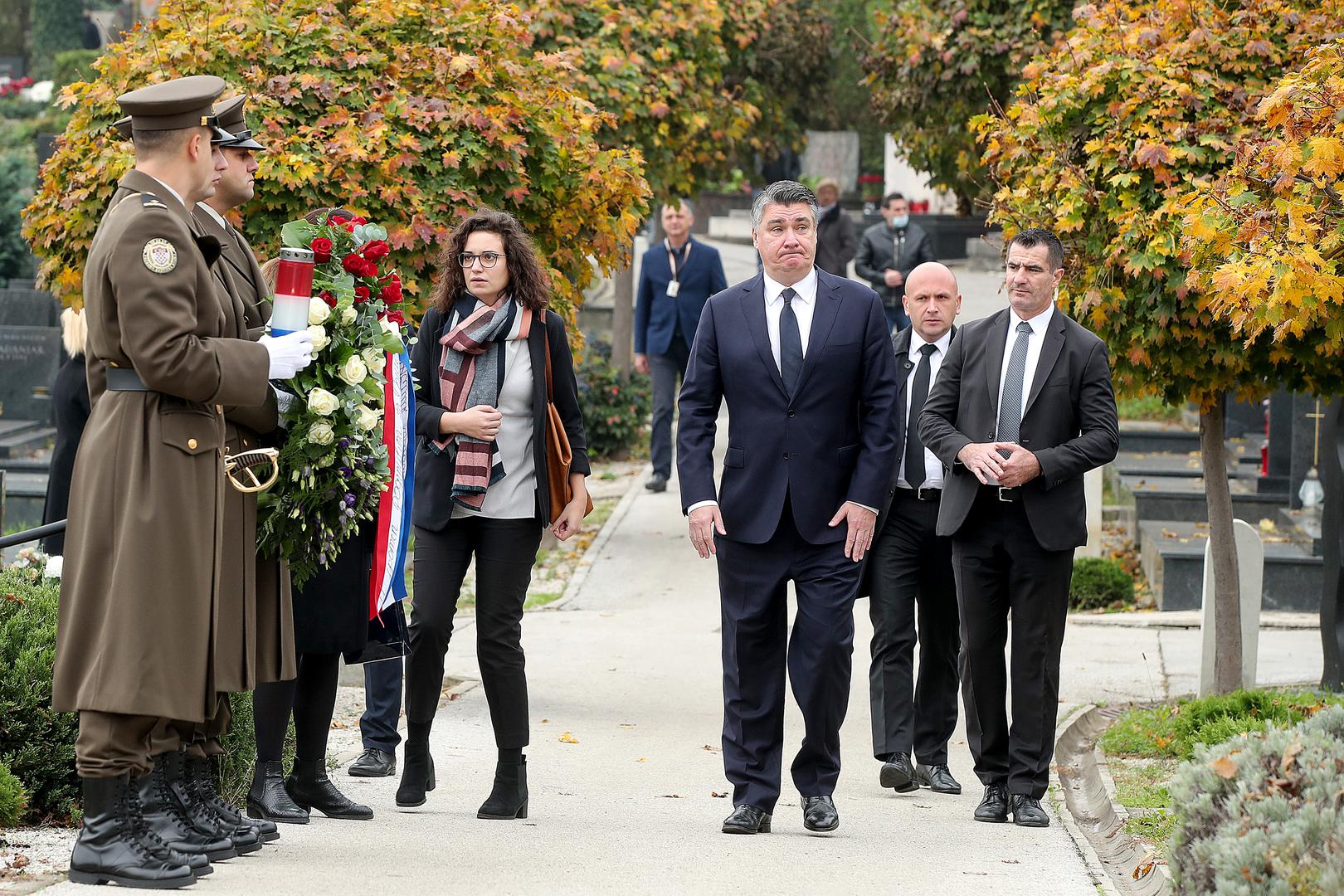 30.10.2020., Zagreb - Predsjednik Republike Zoran Milanovic polozio je vijenac i zapalio svijecu kod Sredisnjeg kriza u Aleji poginulih hrvatskih branitelja na gradskom groblju Mirogoj u Zagrebu povodom blagdana Svih svetih. Photo: Goran Stanzl/PIXSELL