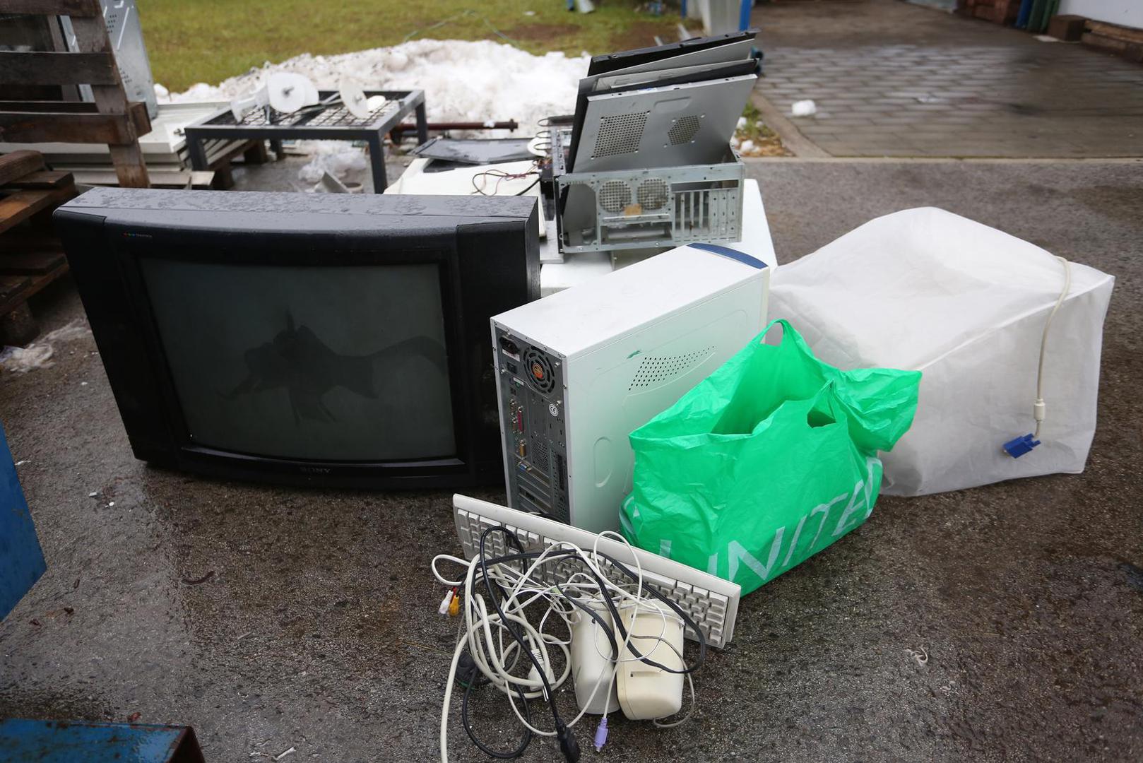 06.02.2017., Karlovac - Elektricni i elektronicki otpad gradjani mogu ostaviti u sabirnim centrima. Stara racunala, kucanski aparati, kablovi i ostala elektronika je opasan EE otpad koji se posebno odvaja i reciklira."nPhoto: Kristina Stedul Fabac/PIXSELL 