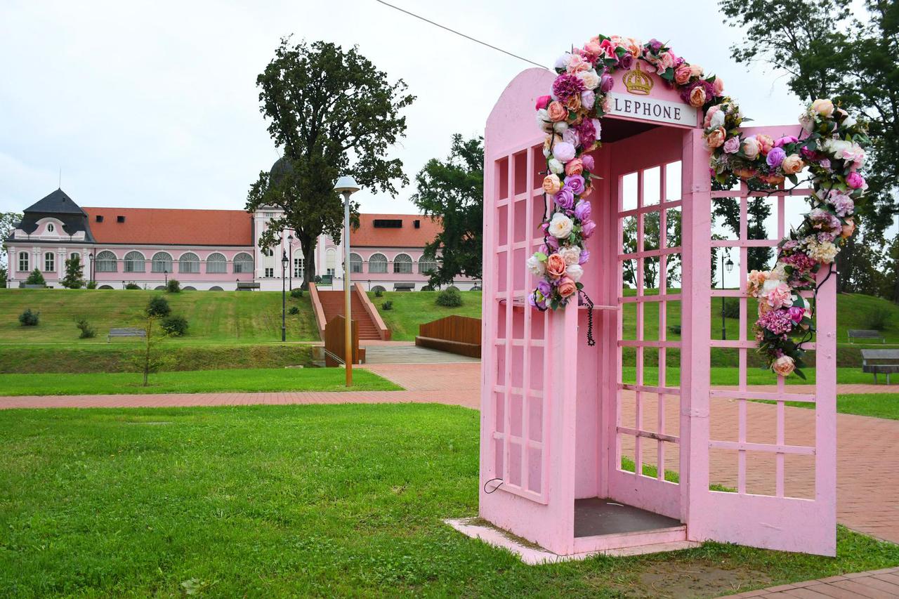 U središtu Virovitice postavljena nesvakidašnja šarena telefonska govornica