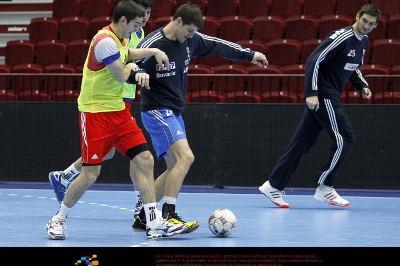 '20.01.2011., Malmo Arena, Malmo, Svedska - Svjetsko prvenstvo u rukometu, trening hrvatske reprezentacije. Igraci su se zagrijavali uz mali nogomet. Jerko Matulic i Tonci Valcic.  Photo: Antonio Bron