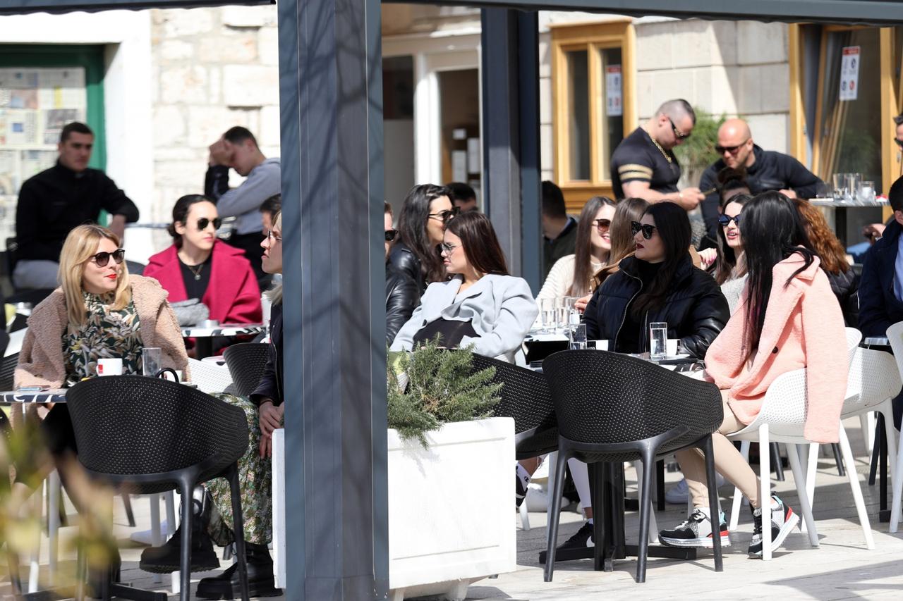 Šibenik: Sunčan dan napunio terase kafića na gradskoj rivi
