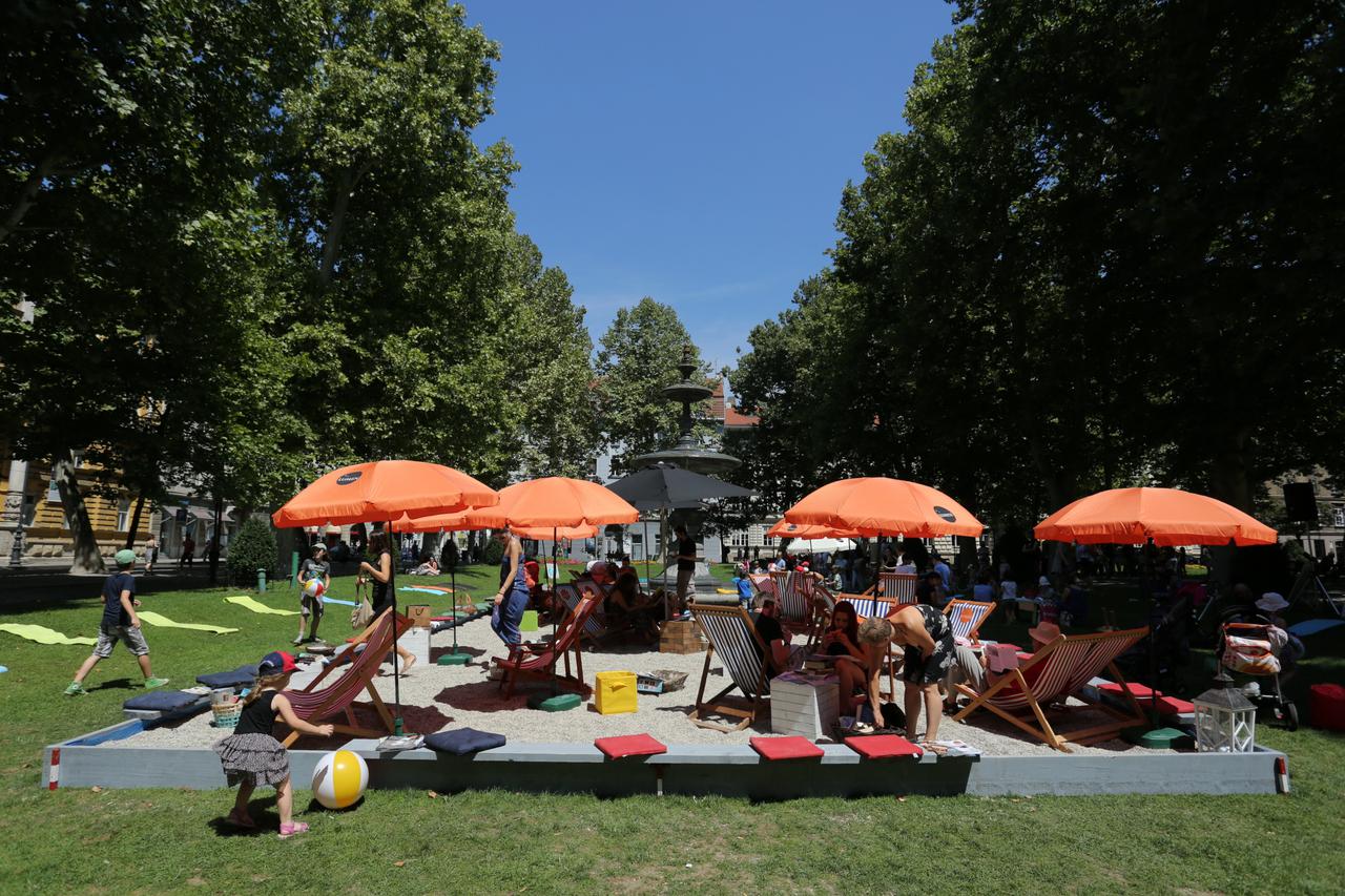 05.07.2015., Zagreb - U sklopu kulturno zabavne manifestacije Prvo zagrebacko more knjiga koju je organizirala izdavacka kuca Lumen, a koja popularizira citanje, u parku Zrinjevac uz fontanu sagradjena je mala pjescana plaza.  Photo: Tomislav Miletic/PIXS