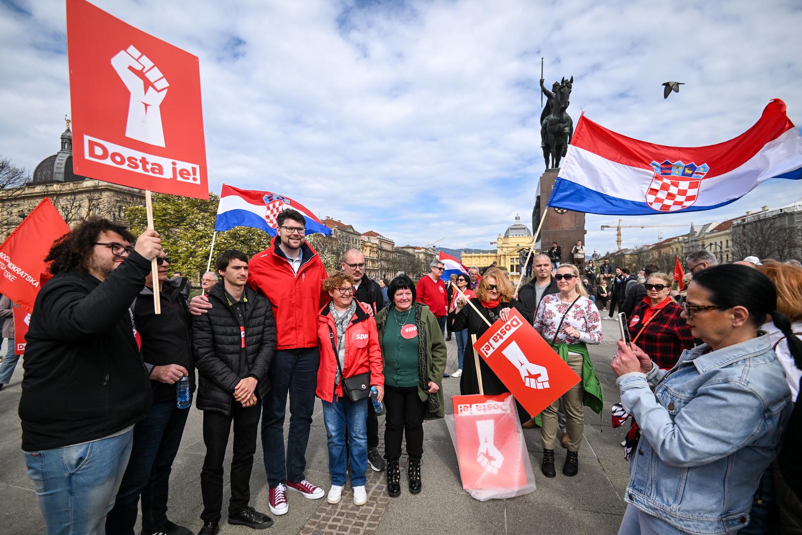 "Plenkoviću, lipo s radošću odlazi", "Hrvatska se ne voli korupcijom, krađom i lažima", neki su od njih