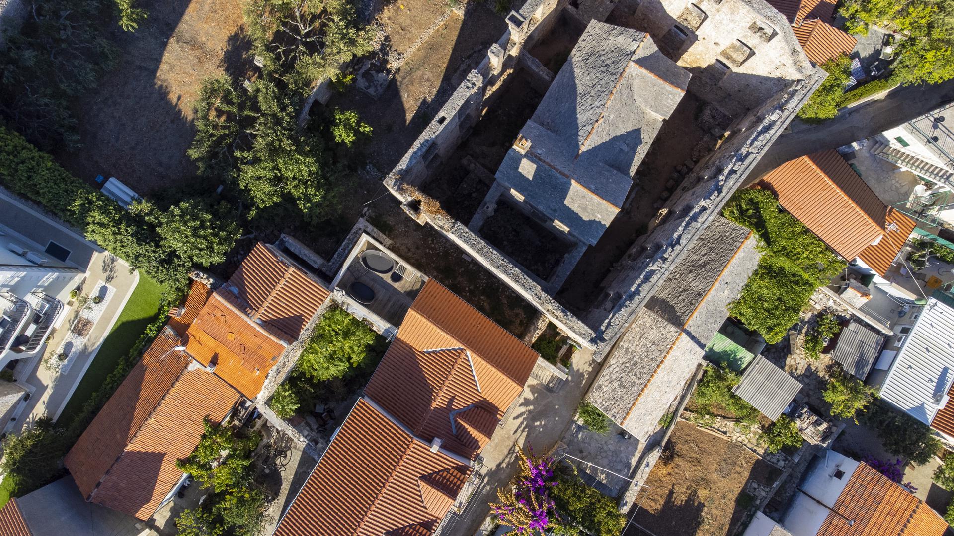 Među njima posebno mjesto zauzima Kuća u kući u Bolu na otoku Braču – jedinstveni spomenik oko kojeg se isprepliću povijest, legenda i nevjerojatna arhitektonska priča.