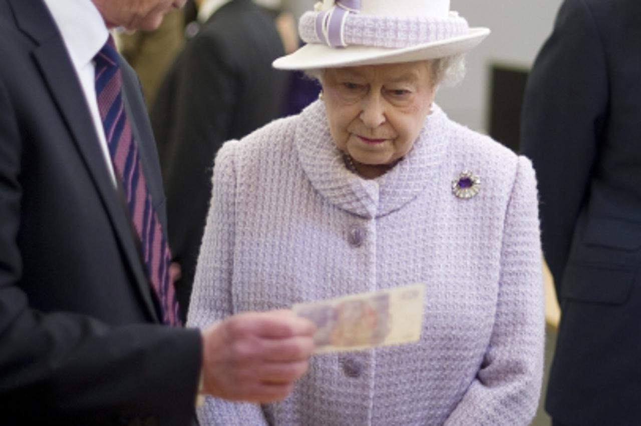 'Queen Elizabeth II views bank notes during her visit to the Bank of England in central London.Photo: Press Association/PIXSELL'