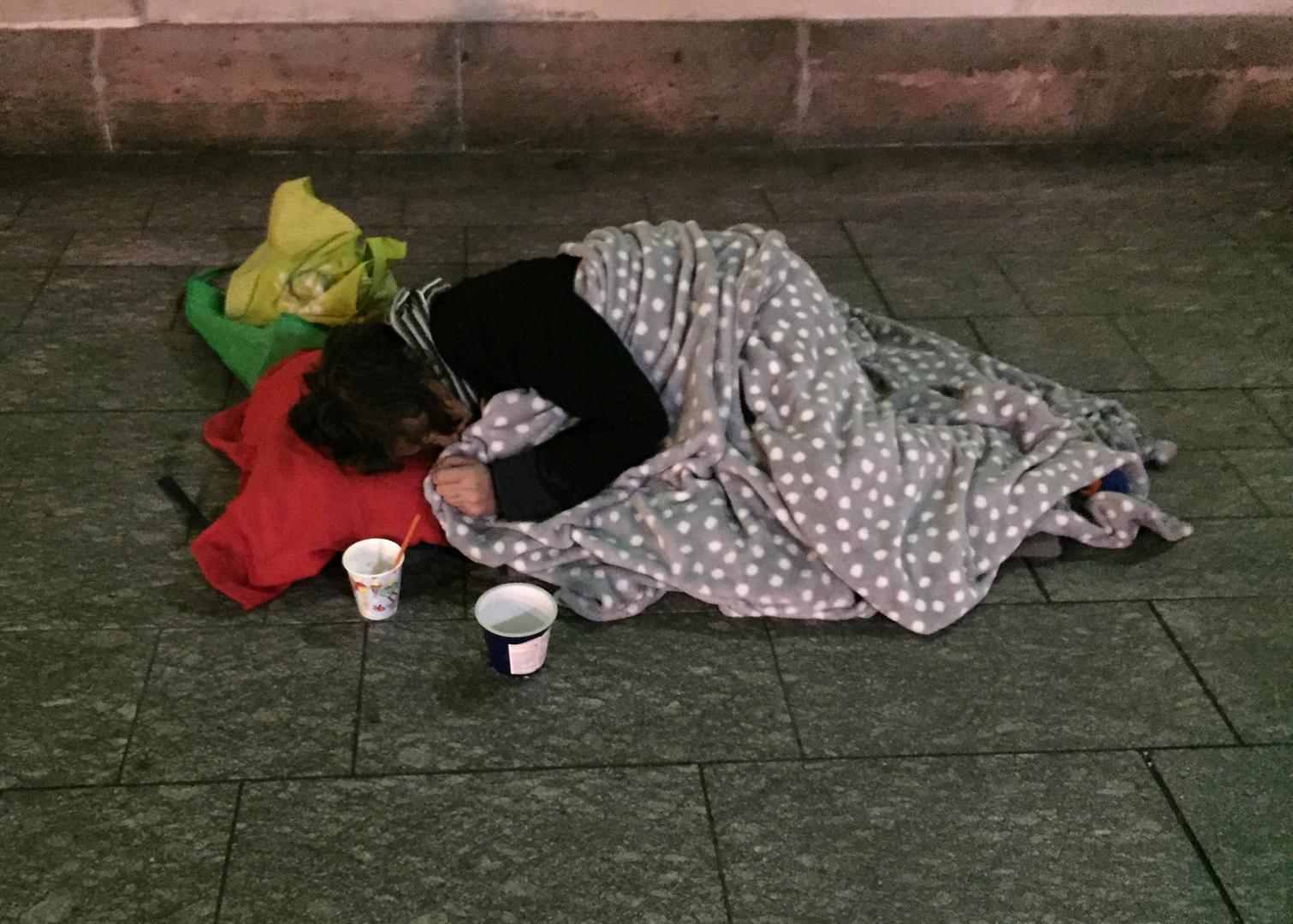Aboridžin beskućnik spava u središtu Brisbanea