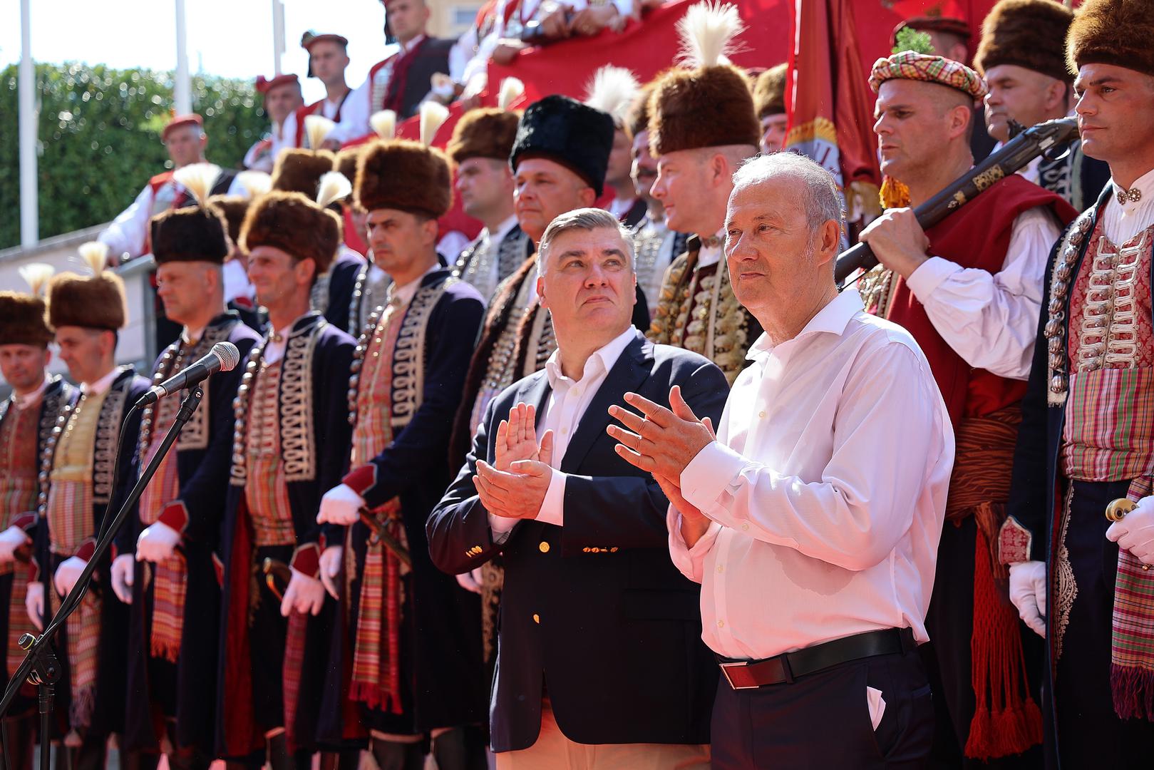 Nakon prijema uslijedila je smotra alkara, a potom je na Alkarskom trkalištu počelo natjecanje za slavodobitnika 311. Sinjske alke. Jedna od najpoznatijih hrvatskih tradicijskih manifestacija održava se u spomen na pobjedu Sinjana nad Osmanlijama 1715. godine, a više od tri stoljeća okuplja brojne posjetitelje u Sinju i Cetinskoj krajini.