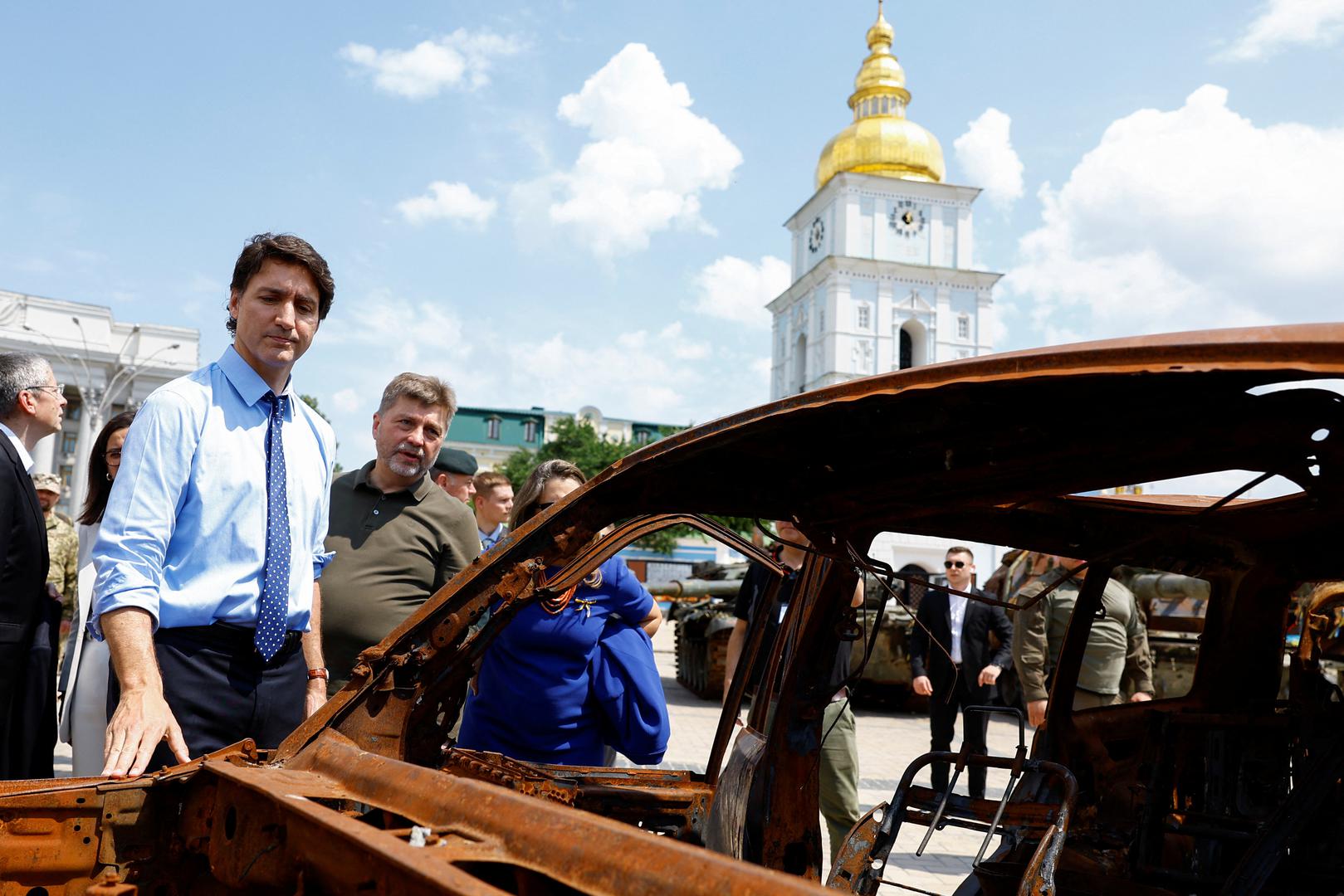 Canadian Prime Minister Justin Trudeau, accompanied by Canada's Minister of Finance Chrystia Freeland, visits an exhibition of destroyed vehicles on the day of his visit at the Wall of Remembrance to pay tribute to killed Ukrainian soldiers, amid Russia's attack on Ukraine, in Kyiv, Ukraine June 10, 2023. REUTERS/Valentyn Ogirenko/Pool Photo: VALENTYN OGIRENKO/REUTERS