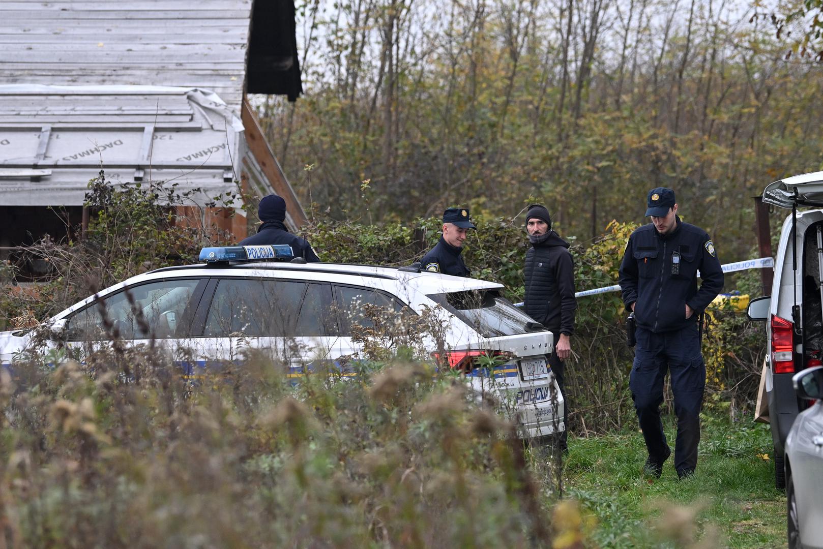 U obiteljskoj kući 40-godišnja žena najvjerojatnije je oštrim predmetom usmrtila 52-godišnjeg člana svoje obitelji, javlja policija. 

