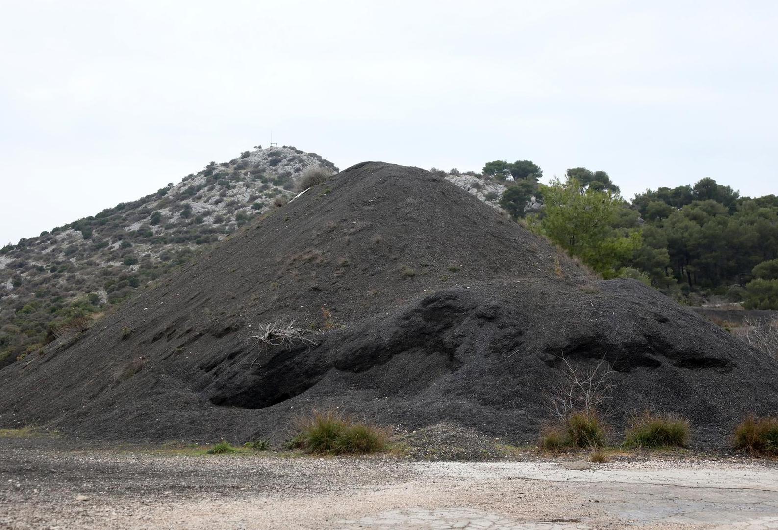 25.02.2023., Sibenik - Ostaci otpadne troske na terenu bivse tvornice elektroda i feroleguta TEF u Sibeniku.
  Photo: Dusko Jaramaz/PIXSELL