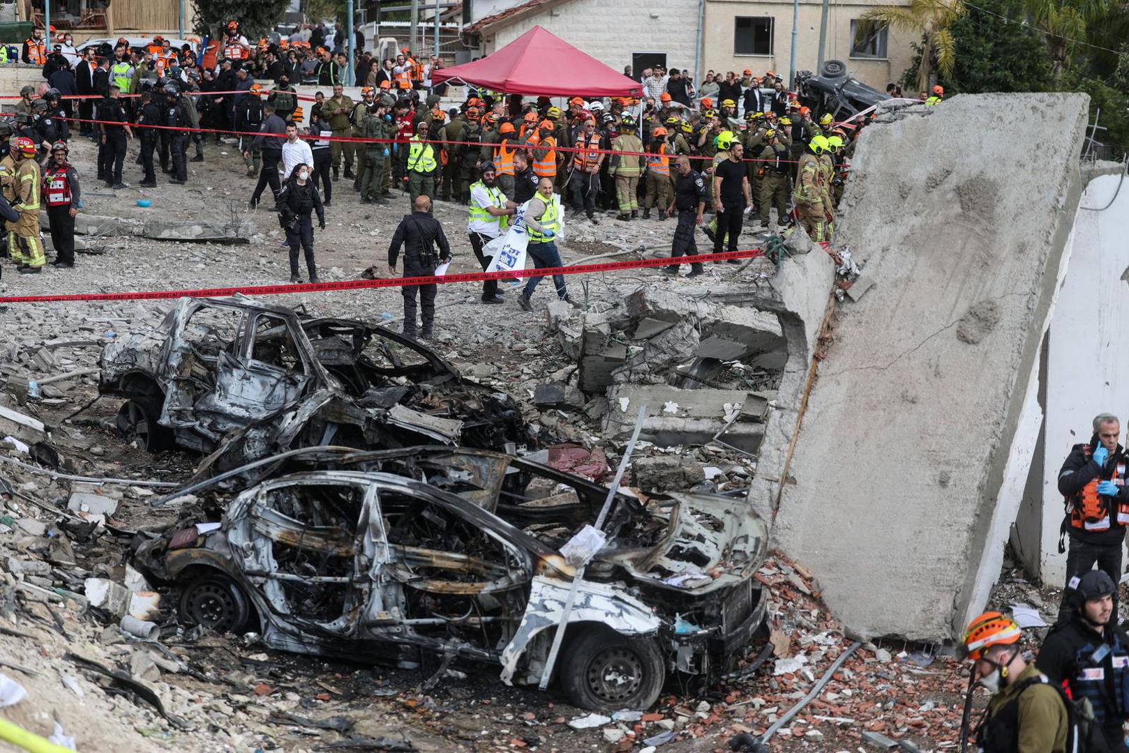 Prema navodima dužnosnika, pogođena je i sinagoga. Automobili koji su bili parkirani u blizini potpuno su uništeni, a vidljiv je i golemi krater koji označava točku udara.


