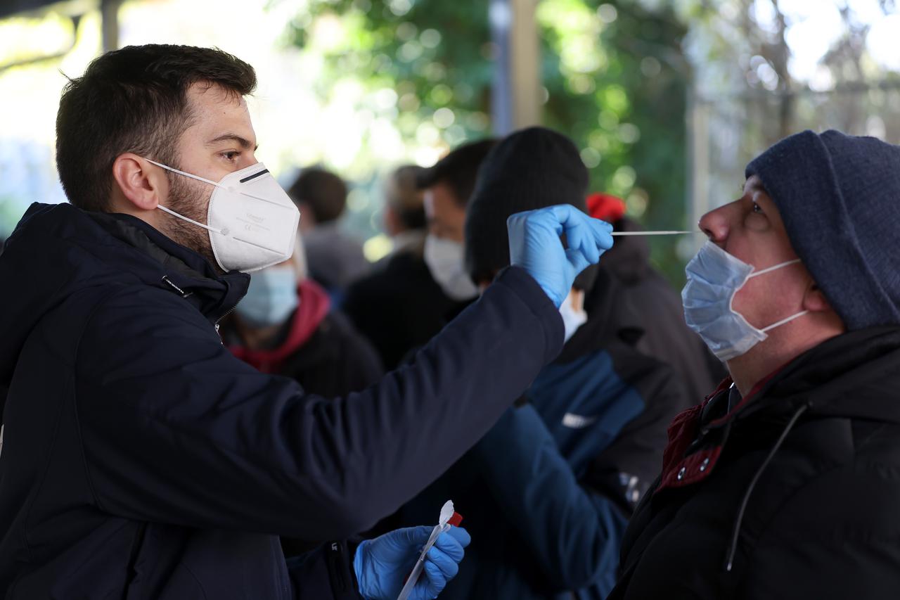 Zagreb: Gužve za testiranje na hripavac ispred HZJZ-a