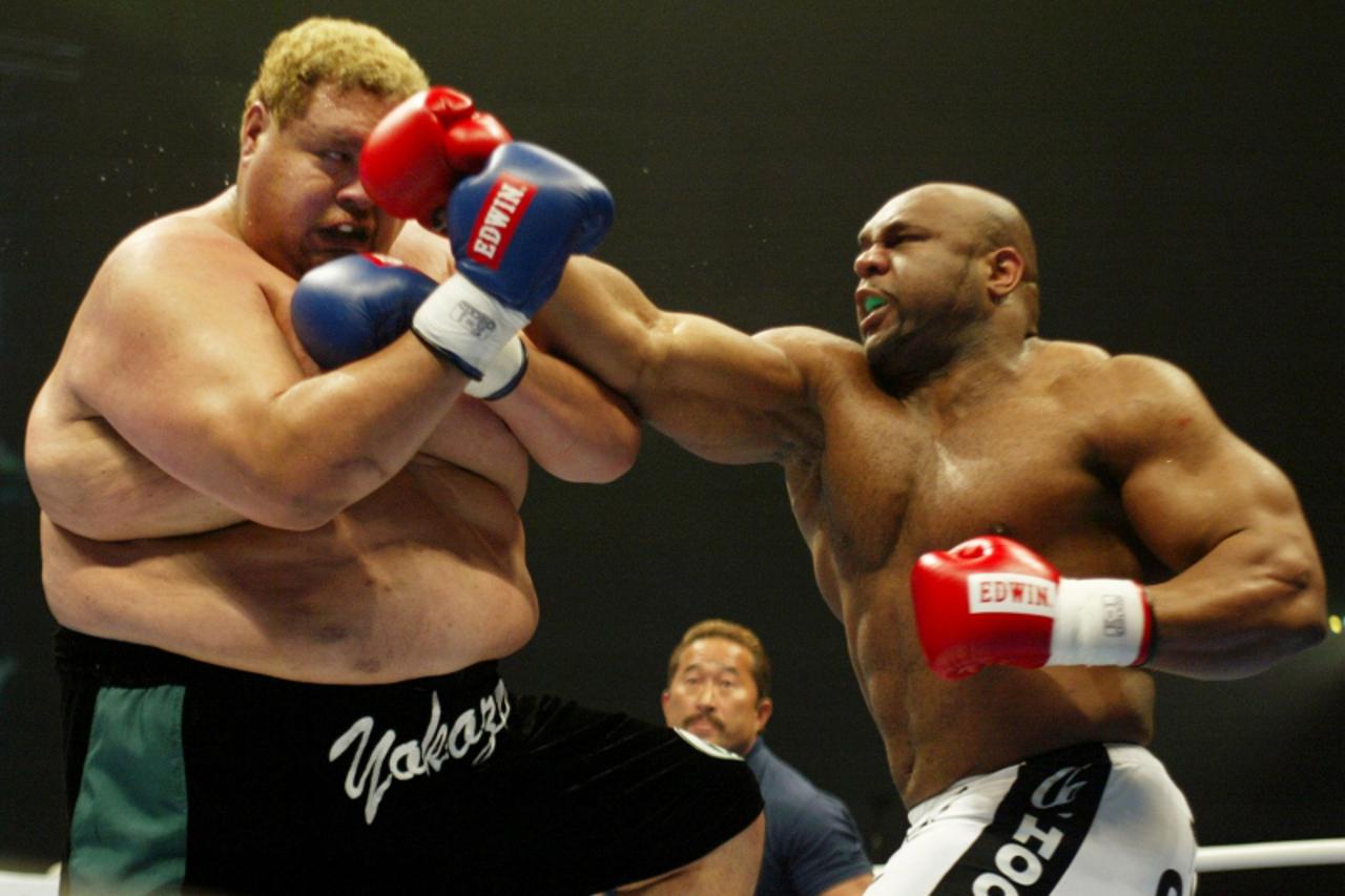 'ATTENTION EDITORS:Pictures embargoed untill 1424gmt Dec 31, 2003 American former NFL player Bob Sapp lands a punch on the face of Hawaiian-born former sumo yokozuna (grand champion) Akebono in a K-1 