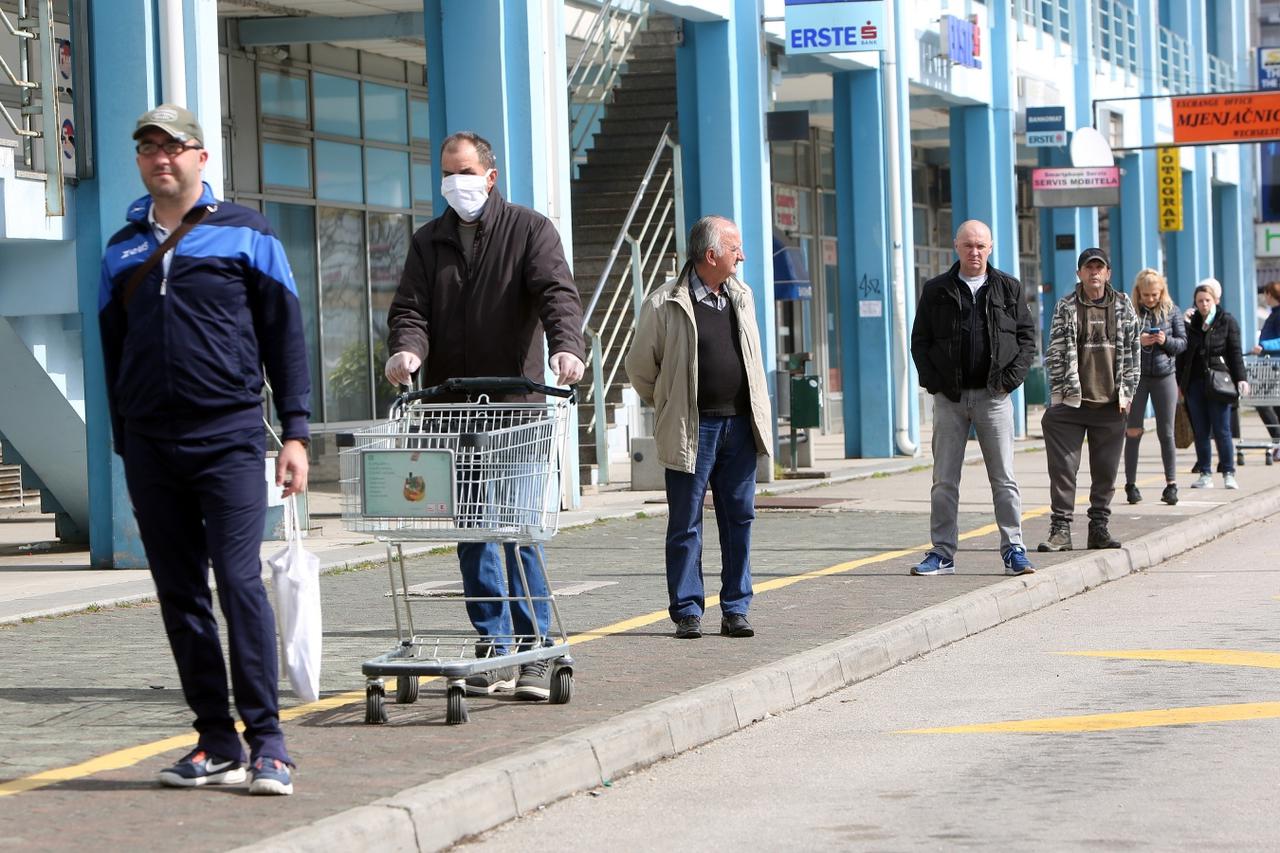 Karlovac: Građani poštuju razmak i u dugačkom redu čekaju na ulazak u trgovinu