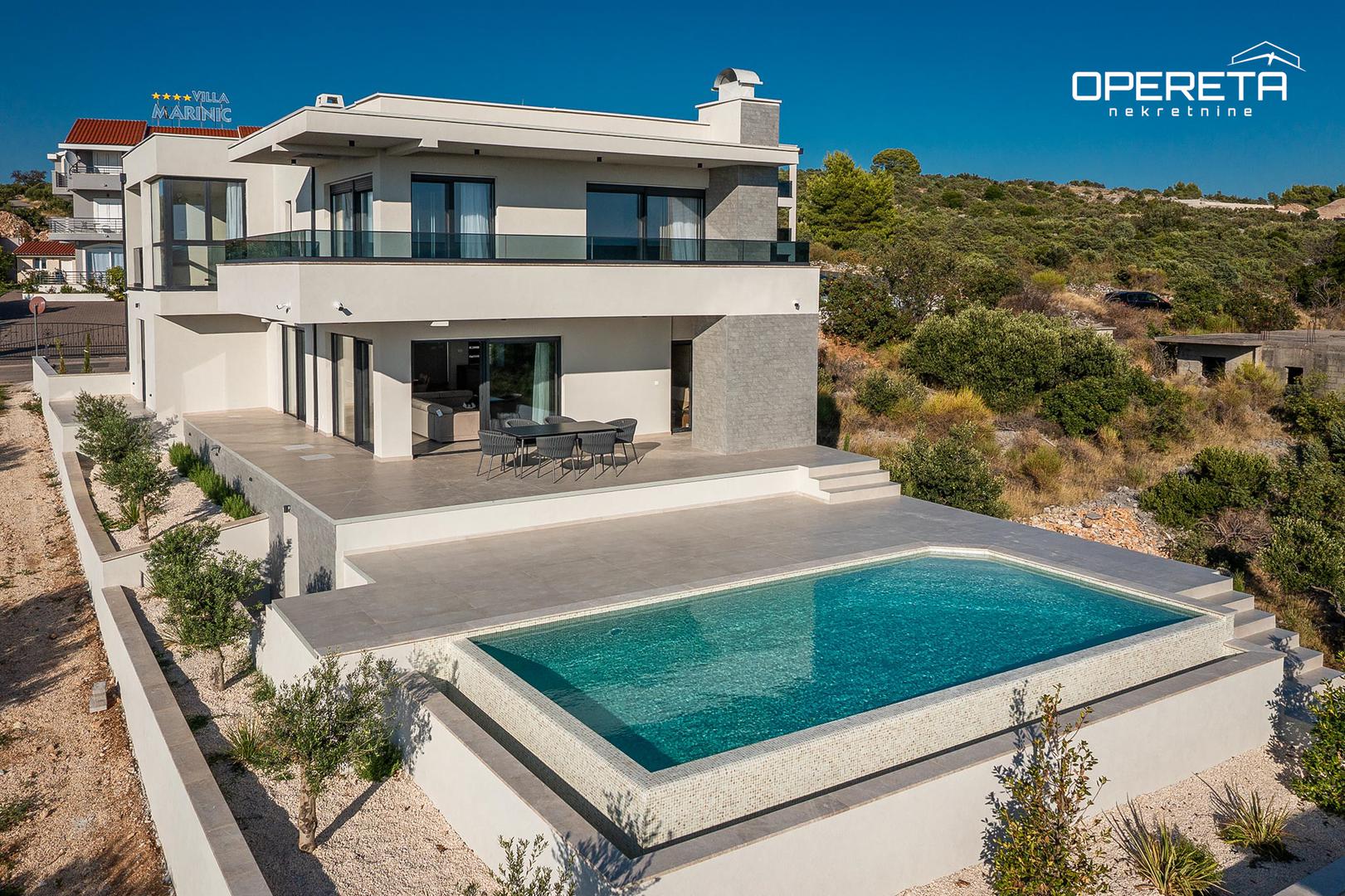 Udaljenost od zračne luke Split je 38 km. Prodaje se za 1.800.000 €.