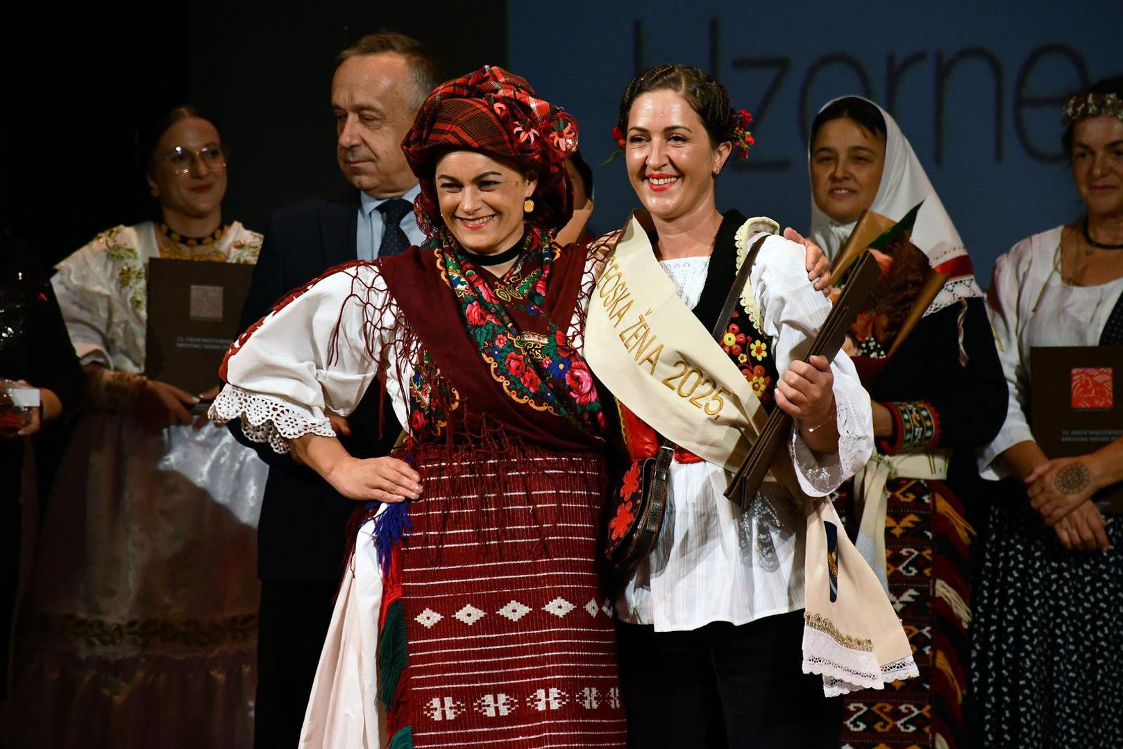 11.10.2025., Nova Gradiska - Aleksandra Zajac, predstavnica Vukovarsko-srijemske zupanije, proglasena je najuzornijom hrvatskom seoskom zenom u 2025. godini. Titulu druge pratilje ponijela je Katica Katusa, a titulu prve pratilj Danijela Jakopovic. Photo: Ivica Galovic/PIXSELL