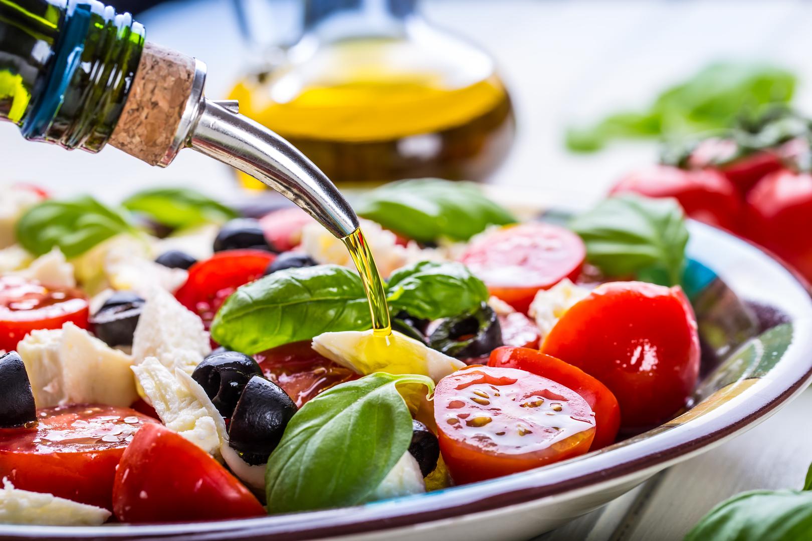 1. Mediteranska dijeta uključuje hranu poput maslinovog ulja, orašastih plodova, sjemenki, povrća i druge hrane koju obično jedu ljudi koji žive uz Sredozemno more. Uživanje u obrocima s prijateljima i sudjelovanje u tjelesnoj aktivnosti su načini života koji su također dio ove “prehrane”. Mnoga istraživanja pokazuju da je pridržavanje ovog obrasca prehrane povezano s brojnim zdravstvenim prednostima, uključujući povećanje “dobrog” HDL kolesterola među osobama s visokim kardiovaskularnim rizikom. Dakle, preporučuje se konzumacija hrane bogate antioksidansima uz smanjenje unosa pržene hrane, hrane s dodanim šećerima i prerađene hrane.