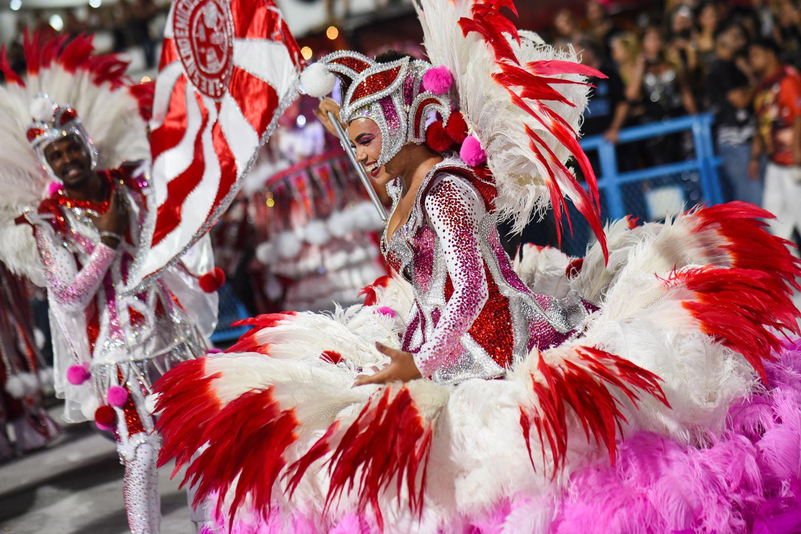 Ne postoji bolji način da se doživi srce Rija nego pridružiti se proslavama blokosa, gdje ples nikada ne prestaje, a grad pulsira glazbom.