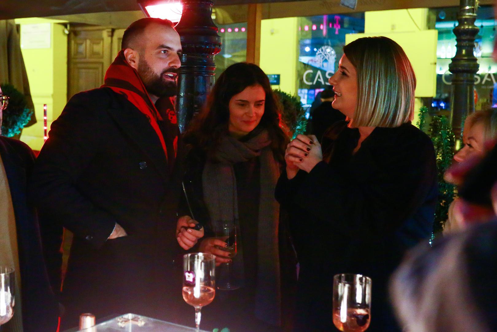 Komičar i voditelj Ivan Šarić došao je bez svoje zaručnice Korane Gvozdić, a ni Tonči Huljić nije poveo svoju suprugu Vjekoslavu.