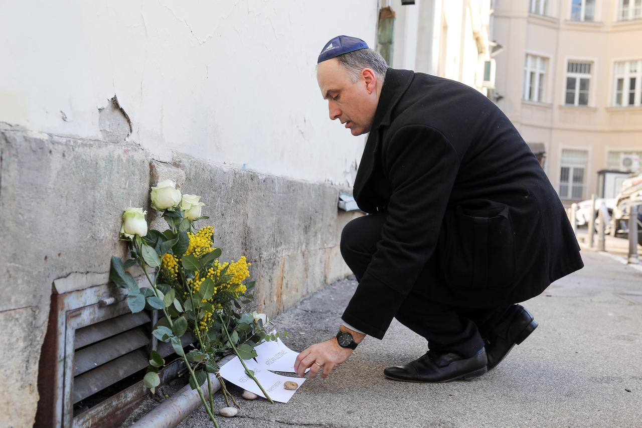 U povodu Dana sjećanja na žrtve holokausta u Zagrebu položeno cvijeće kod spomen ploče 