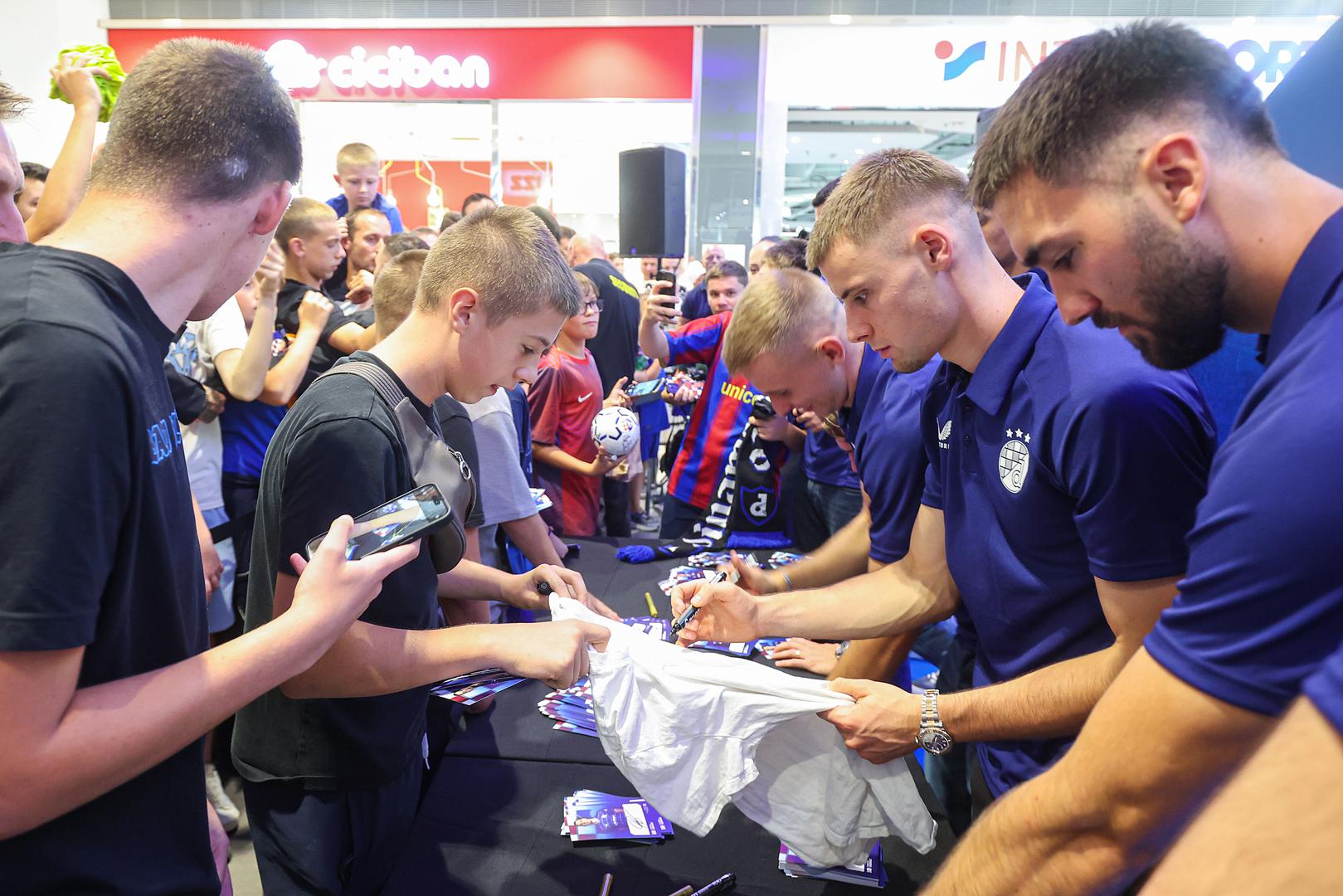 Pravi mali kaos, u najpozitivnijem smislu, zavladao je istočnim dijelom Zagreba povodom otvorenja novog, četvrtog po redu i dosad najvećeg fan shopa Dinama