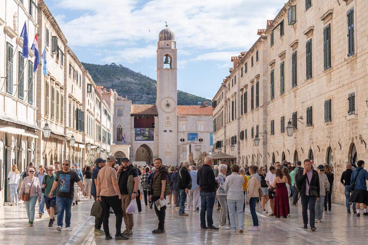 Dubrovnik: Turisti u razgledanju gradskih znamenitosti