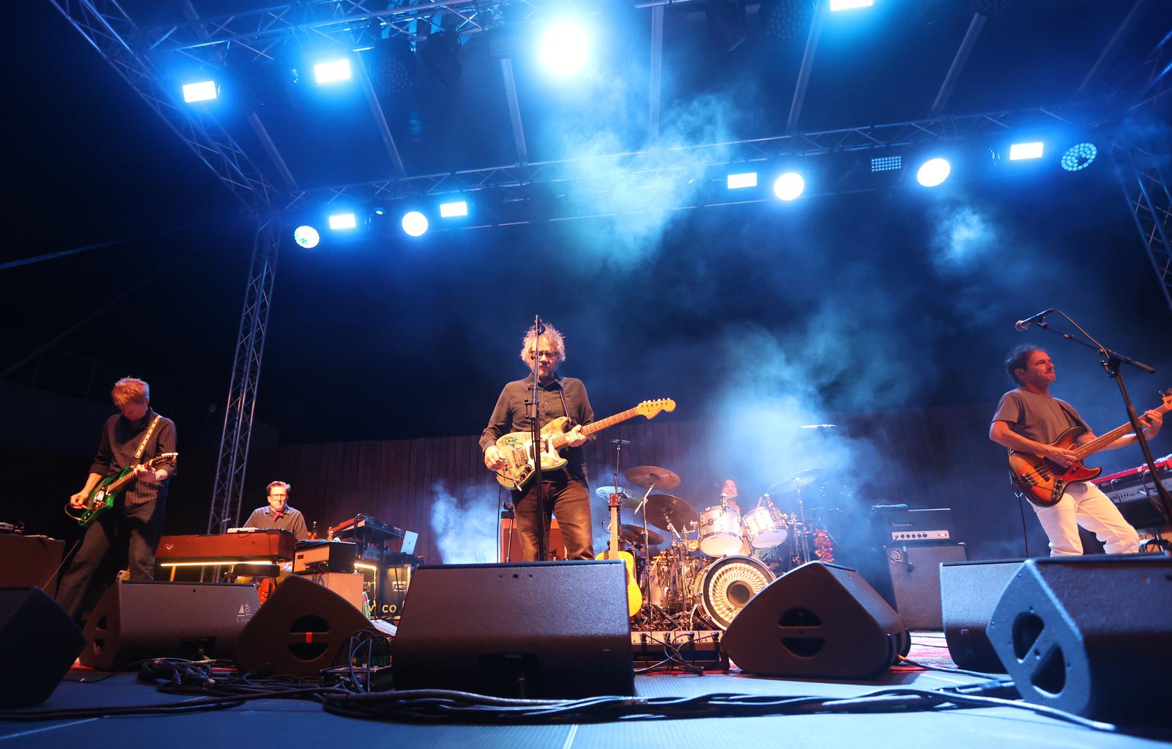 Bio je to koncert koji je na najbolji mogući način pokazao zašto Tvrđava sv. Mihovila posljednjih godina nije samo atraktivna povijesna lokacija nego i jedna od najvažnijih koncertnih pozornica u ovom dijelu Europe. Ovogodišnja sezona na tvrđavi ponudila je niz velikih međunarodnih i domaćih imena, a Wilco su joj na samom kraju dodali upravo ono što je za ovakvu pozornicu možda i najvažnije – koncert o kojem će se još dugo pričati.