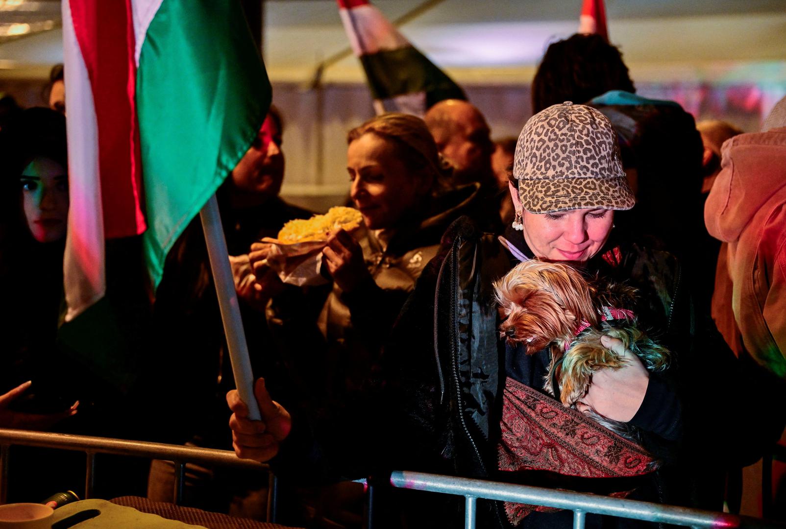 „Mislim da nam je potrebna promjena u zemlji. Potrebno nam je poboljšanje javnog raspoloženja, puni smo napetosti u mnogim područjima, a sadašnja vlada samo potiče te osjećaje“, rekao je 27-godišnji Mihaly Bacsi nakon što je glasao za Tiszu na biračkom mjestu u Budimpešti.