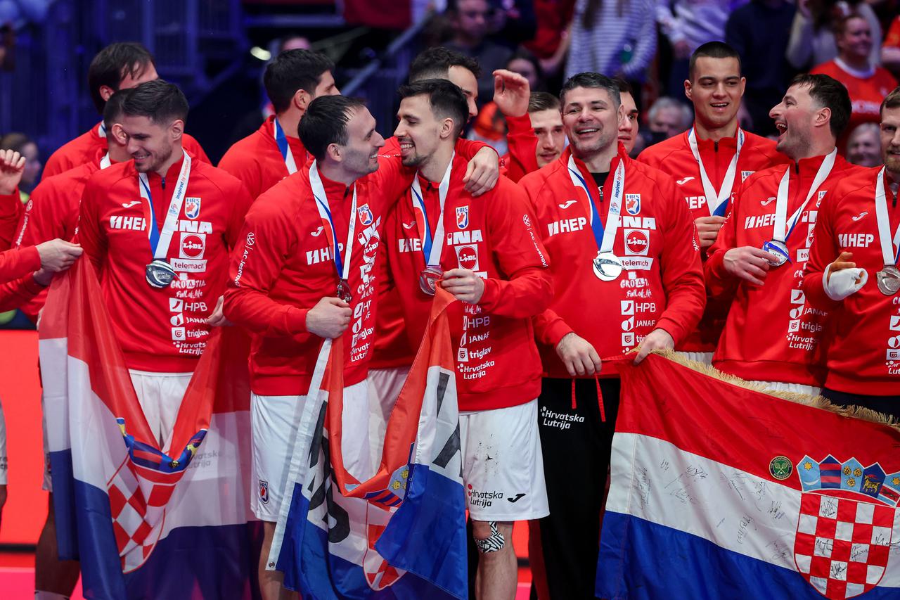 Zajednička fotografija Hrvatske rukometne reprezentacija koja je osvojila srebrnu medalju na Svjetskom prvenstvu