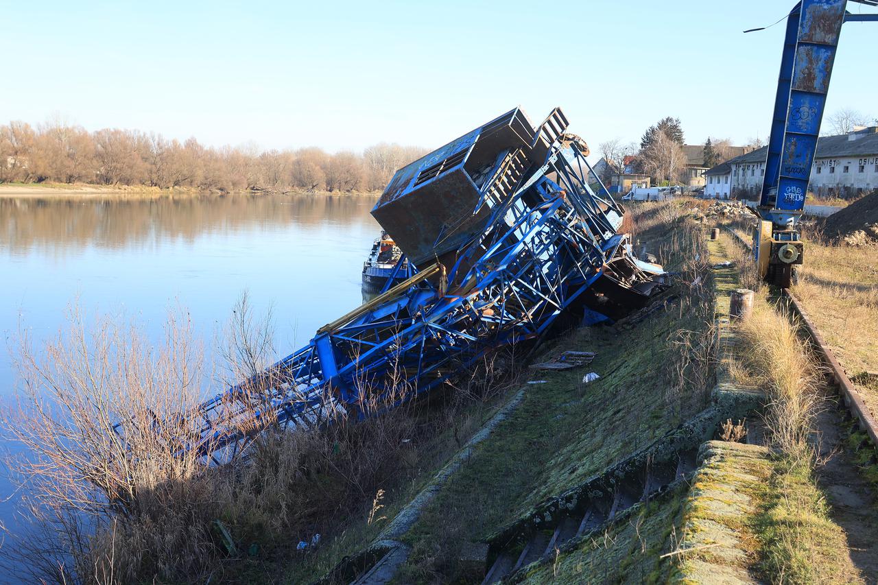 Osijek: Četiri osobe ozlijeđene pri padu velike lučke dizalice