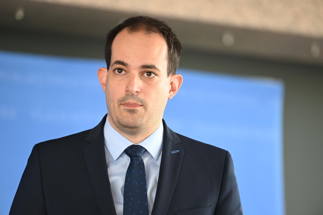 Zagreb: Ministar Ivan Malenica nakon sjednice Vlade dao izjavu za medije