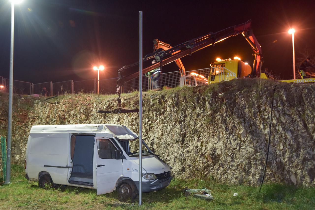 U teškoj nesreći kombi završio u provaliji, izvlače ga dvije dizalice