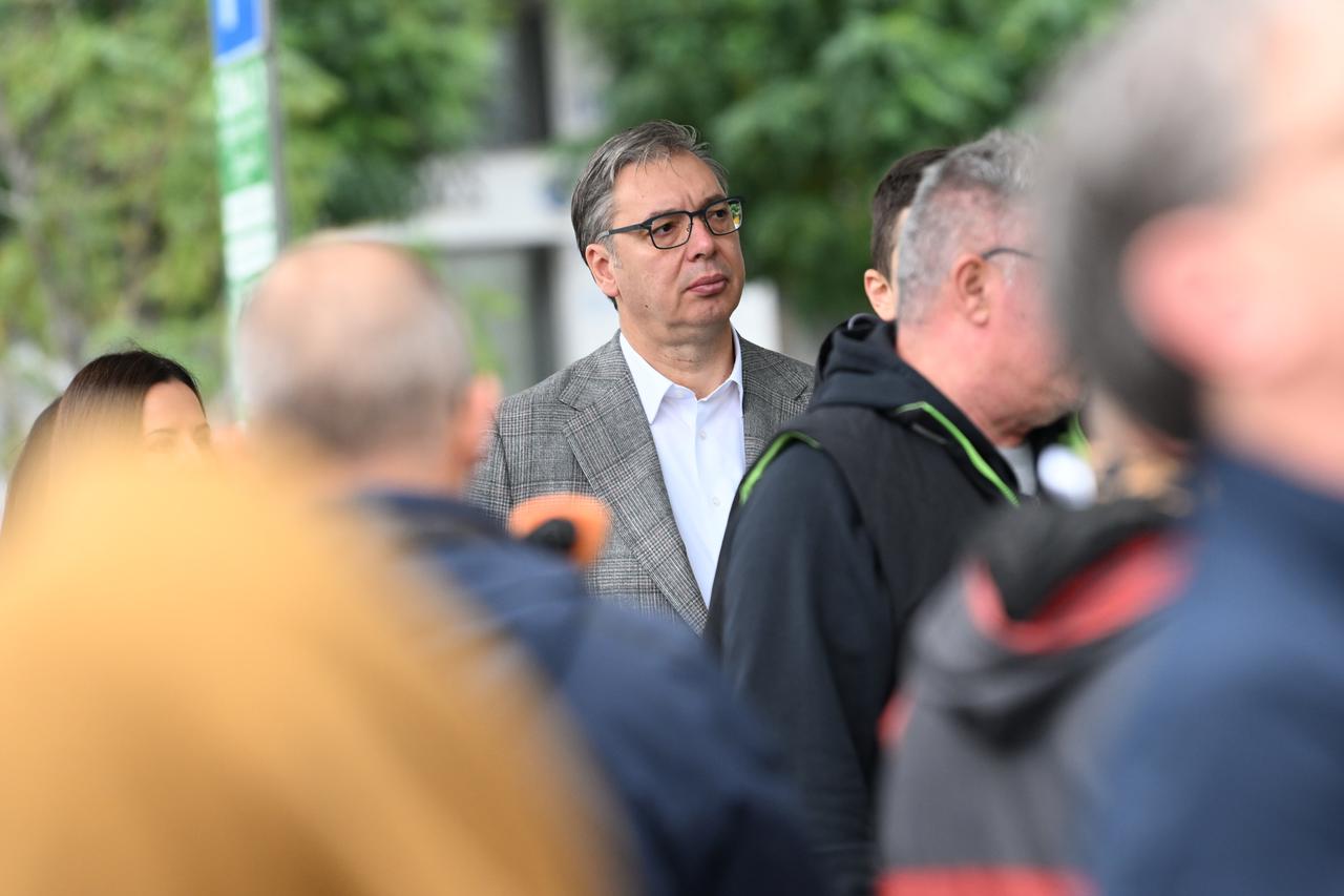 Beograd: Aleksandar Vučić i supruga čekaju u redu ispred biračkog mjesta