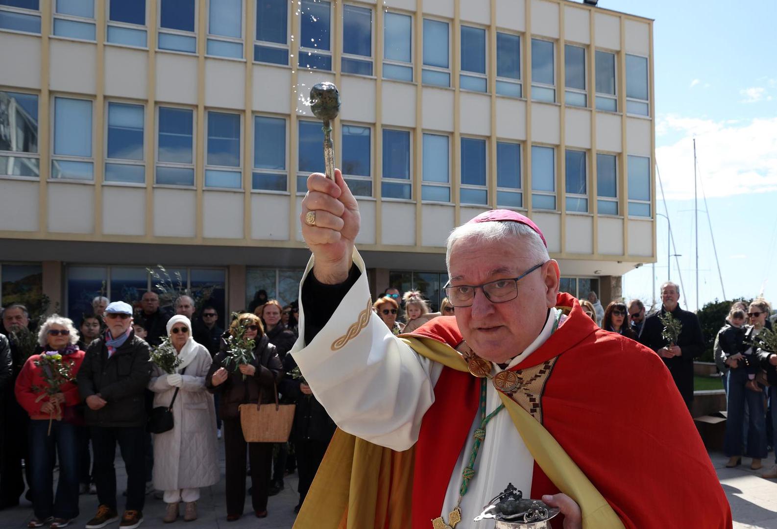 Prema evanđelistima, Isus je odabrao ući u Jeruzalem jašući na magarcu koji, za razliku od konja, nije povezan s ratovanjem. Taj prizor je ispunjen simbolikom - Isus, skroman i nenametljiv, dolazi kao kralj mira, a ne kao politički vođa ili vojni osvajač, što je dio mnoštva očekivao. 