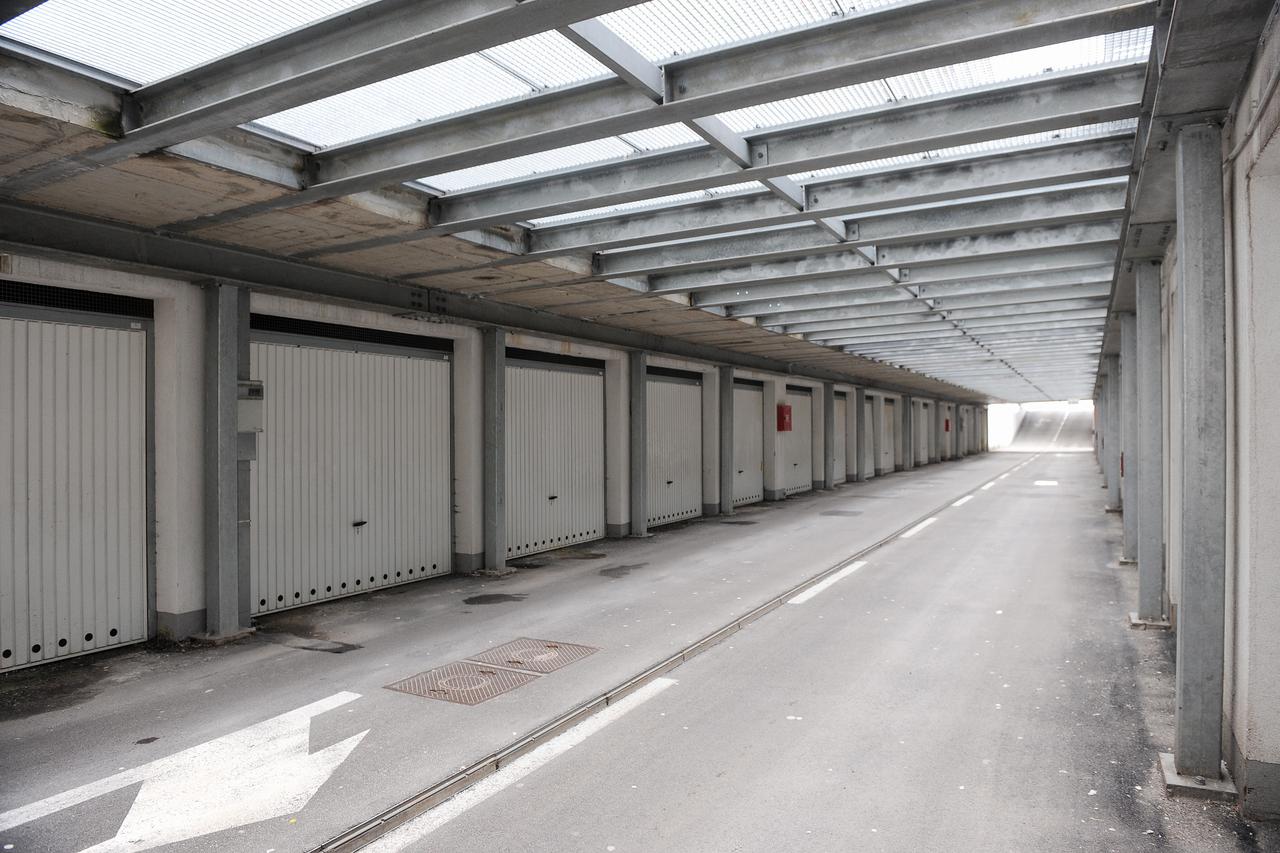  U naselju Sopnica - Jelkovec preko dvije tisuce garaza je prazno, jer stanari zgrada nemaju novca za preskupi najam. 