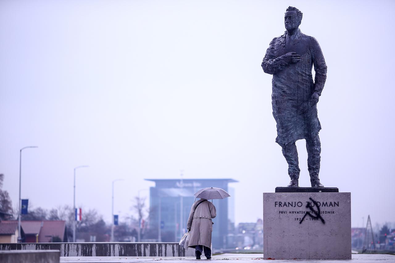 Na novom spomeniku dr. Franji Tuđmanu osvanuli srp i čekić