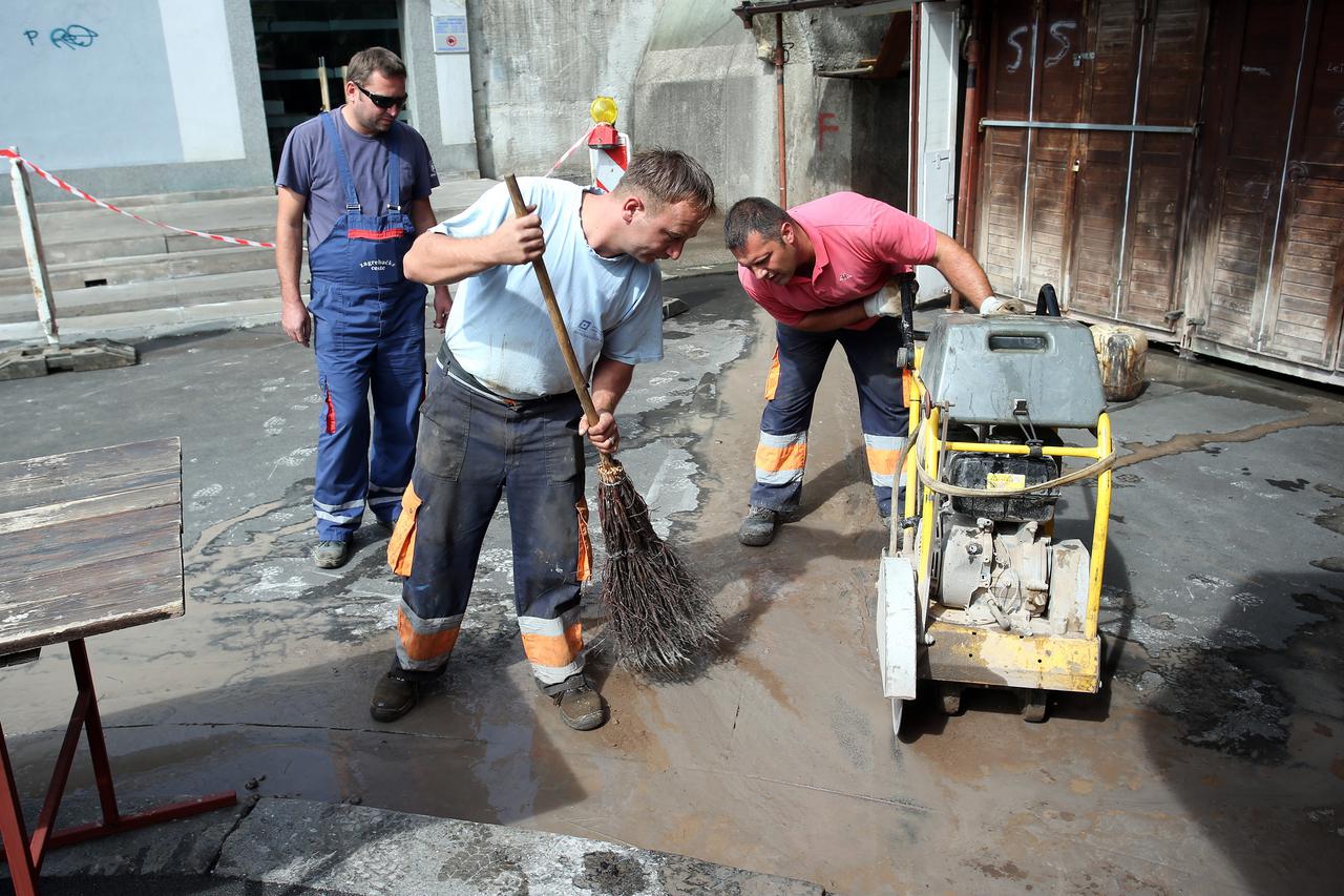 14.09.2015., Zagreb - Radnici Zagrebackog Holdinga rezu i raskopavaju novi nogostup trznice Dolac iako je nedavno frisko asfaltirana cijela ploha trznice. Photo: Sanjin Strukic/PIXSELL