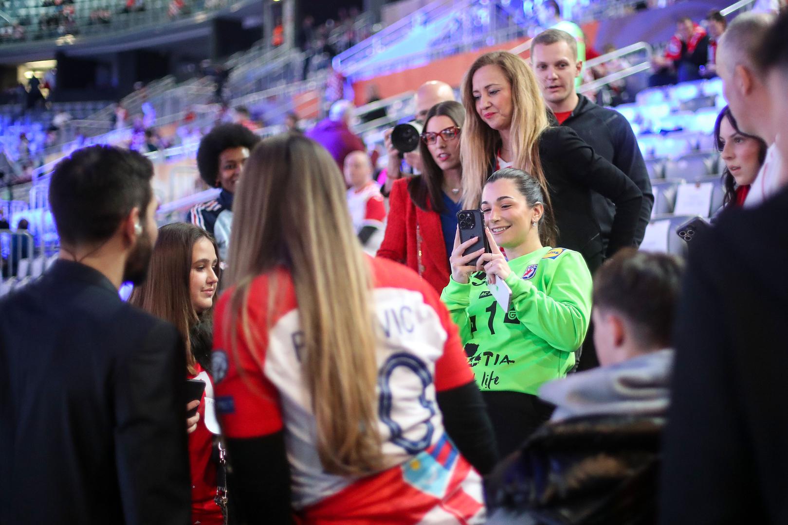 U utakmici Hrvatske protiv Francuske vratara naše reprezentacije Dominika Kuzmanovića s tribina bodri djevojka Kim, koja ne skida osmijeh s lica. 