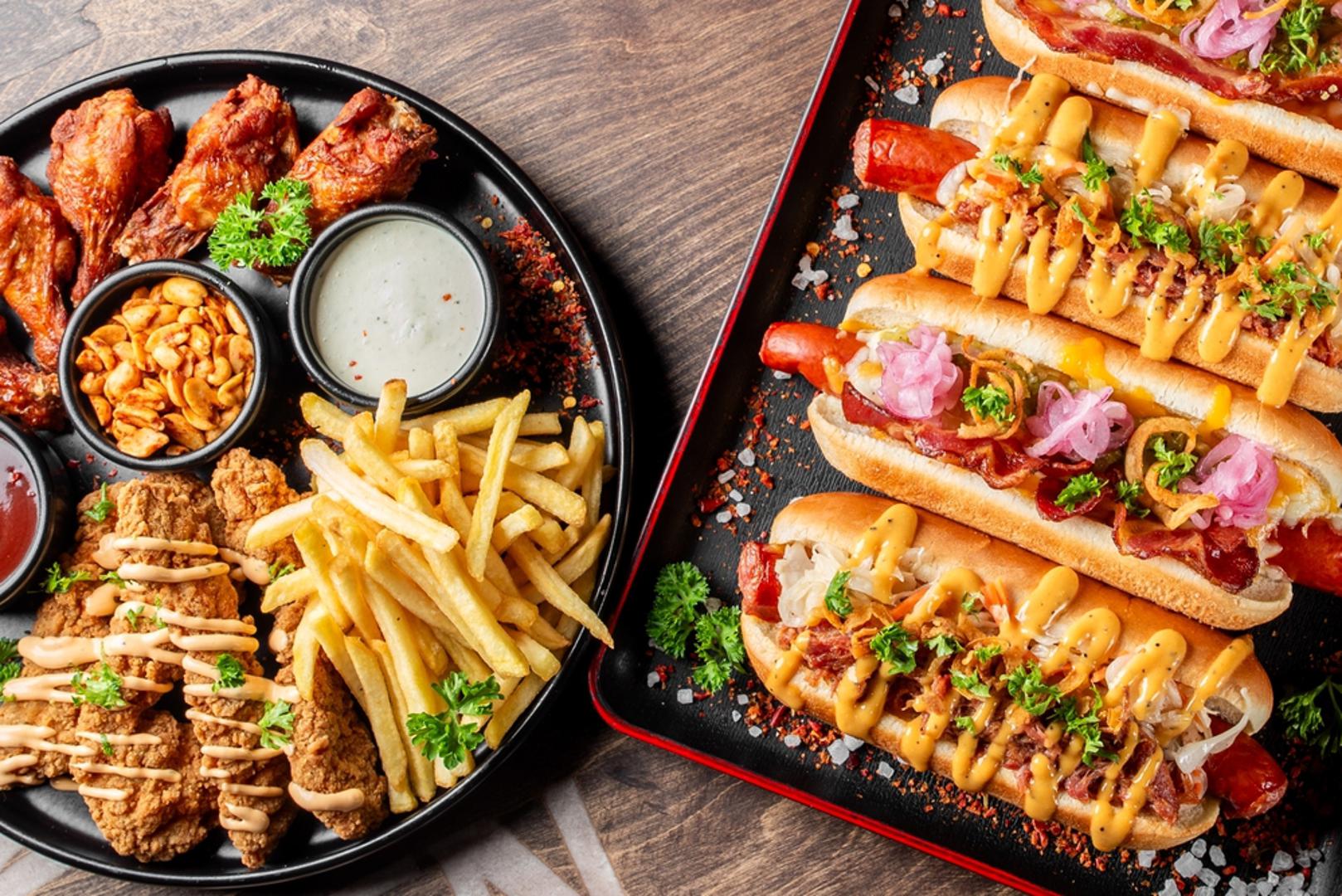 Brza hrana: Hamburgeri, pizze, pomfrit i slična hrana bogata je zasićenim mastima, natrijem i aditivima koji mogu potaknuti upalne procese i isušiti kožu. Valja napomenuti kako brzda hrana može loše utjecati i na probavu te skupljanje kilograma.