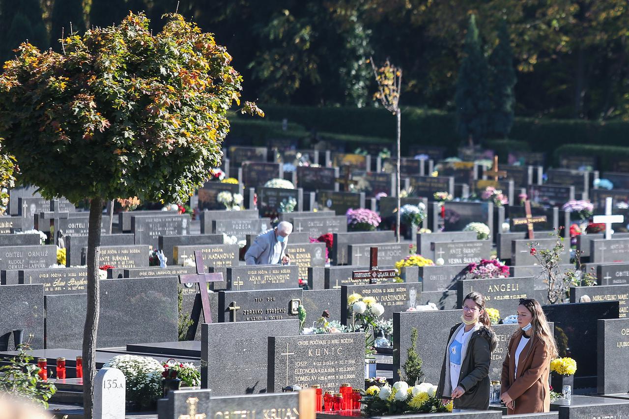 Zagreb: Groblje Mirogoj uoči Dana mrtvih, građani se pridržavaju mjera