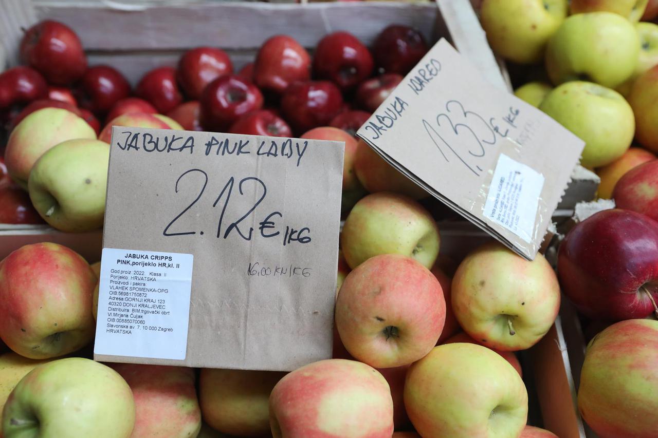 Prvi radni dan s  eurom kao novom valutom na tržnici Savica