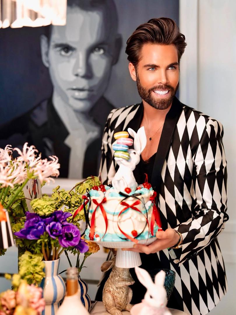 Jedan od domaćih celebova koji zna obilježiti velike blagdane poput Uskrsa svakako je modni stilist Marko Grubnić. I ove godine objavio je tradicionalnu blagdansku fotogaleriju iz koje se može zaključiti da je u ukrašivanje uskršnjeg stola ponovno uložen veliki trud. Kako kaže, kao inspiracija poslužila mu je Alisa u zemlji čudesa. 