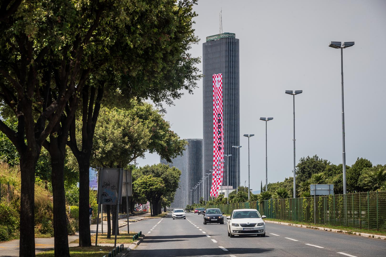 09.06.2024., Split - Postavljanje najvece zastave na najvecu zgradu u Hrvatskoj. Photo: Zvonimir Barisin/PIXSELL